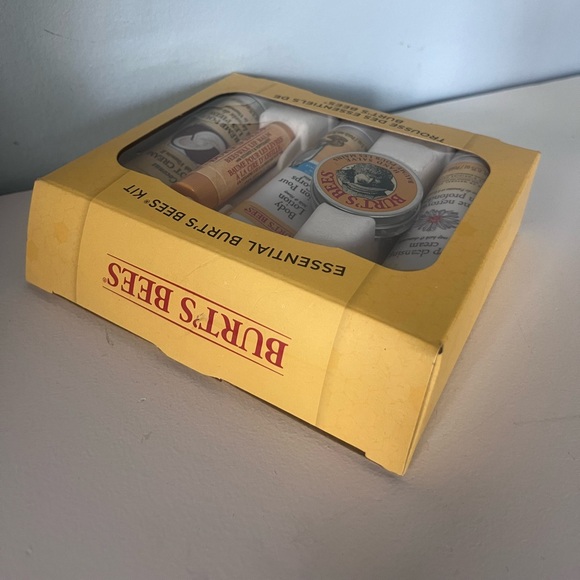 Essential Burt’s bees kit - Picture 5 of 7